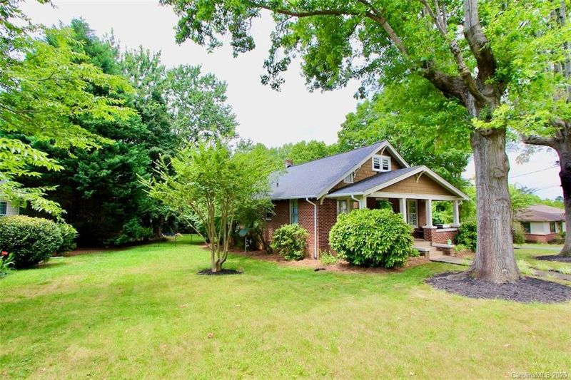 1031 NE 3rd Street Dr, Hickory, NC 28601