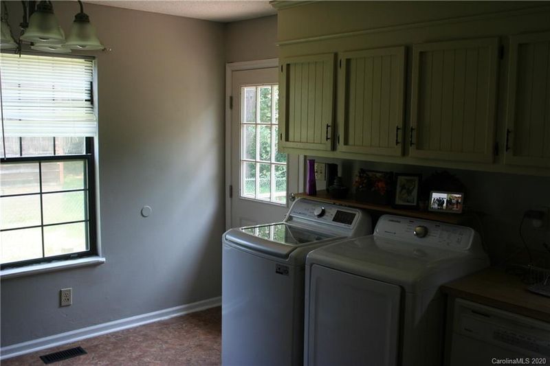 207 Stillwell St, Dallas, NC 28034