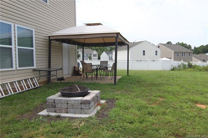 3231 Pikes Peak Dr, Gastonia, NC 28052