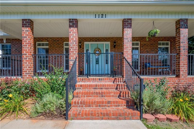 1121 Waterford Dr, Hickory, NC 28602