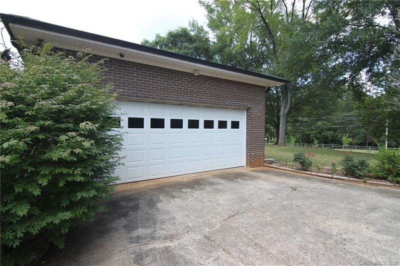 517 Loray Farm Rd, Dallas, NC 28034
