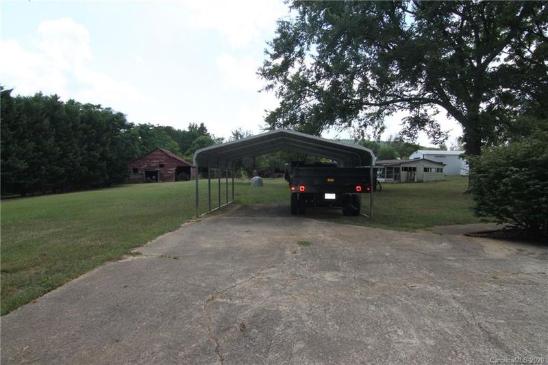 517 Loray Farm Rd, Dallas, NC 28034