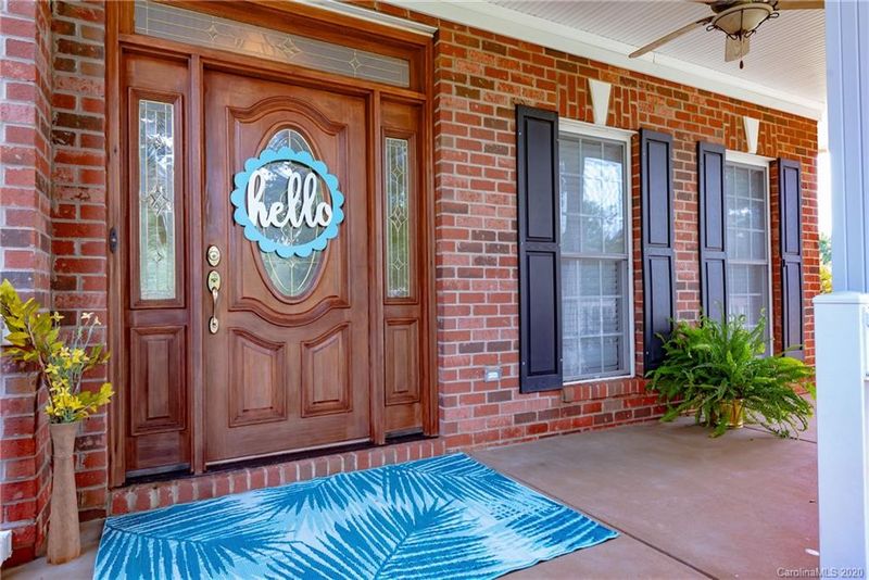 1874 Twin Ponds Dr, Hickory, NC 28602