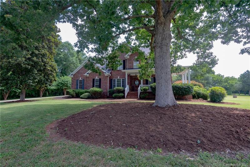 1874 Twin Ponds Dr, Hickory, NC 28602