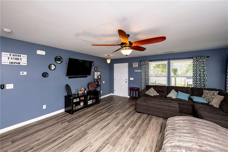 1400 Logan Patrick Ct, Gastonia, NC 28052