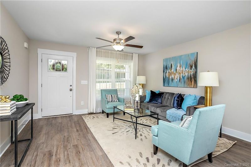 301 Featherstone Dr, Charlotte, NC 28213
