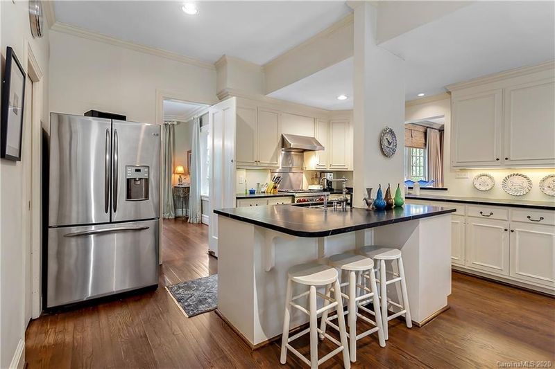 610 Hermitage Ct, Charlotte, NC 28207