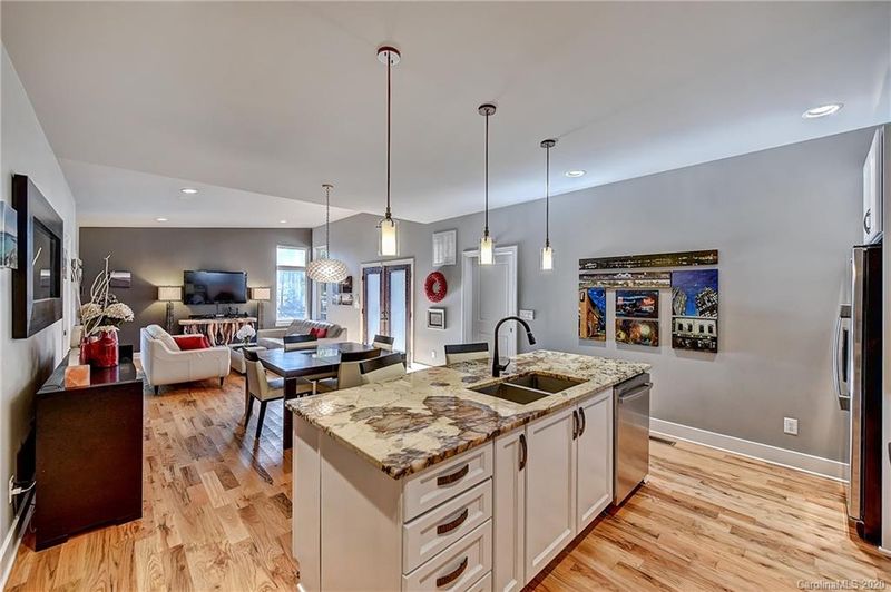 2041 Bay St, Charlotte, NC 28205