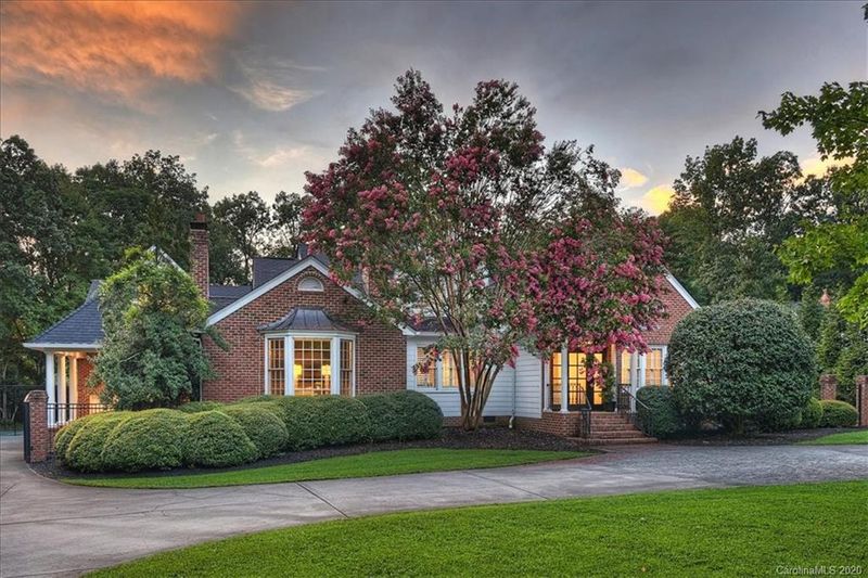 2114 Sharon Ln, Charlotte, NC 28211