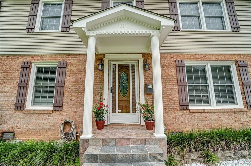 1311 Shady Bluff Dr, Charlotte, NC 28211
