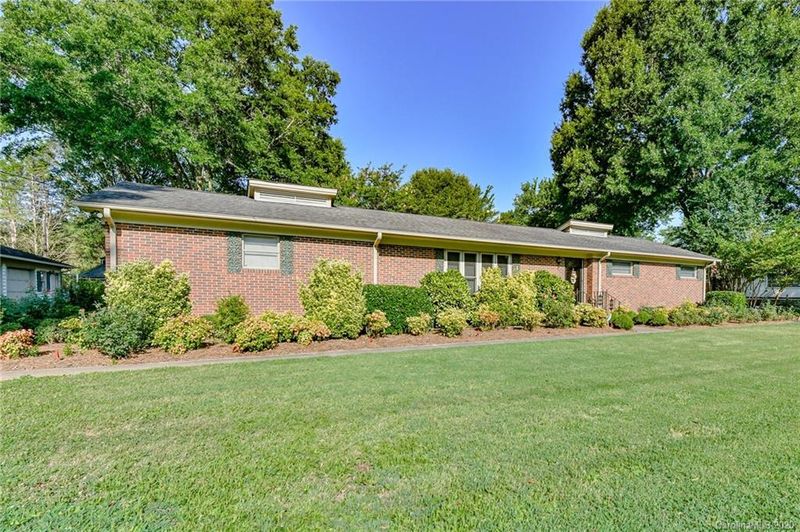 8729 Hood Rd, Charlotte, NC 28215