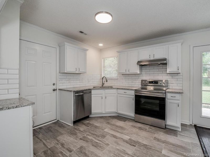 10016 Northwoods Forest Dr, Charlotte, NC 28214