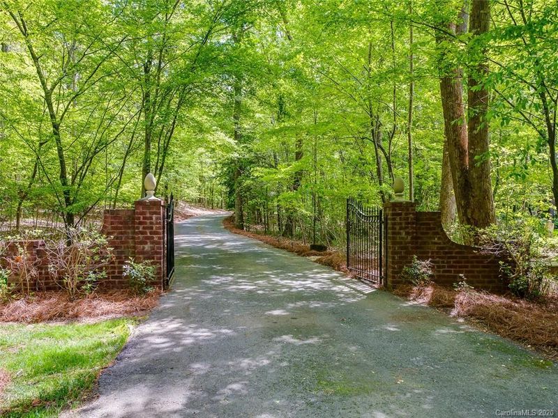 7438 Leharne Dr, Charlotte, NC 28270