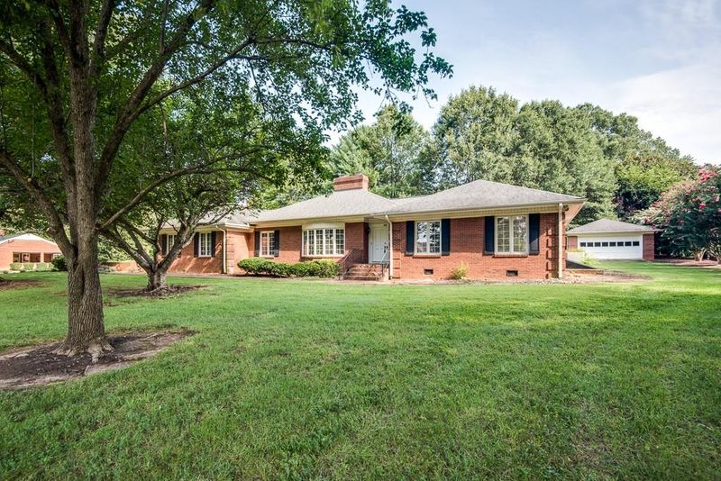 746 14th Ave NW, Hickory, NC 28601