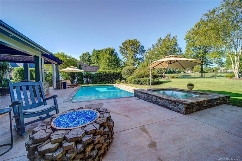 18913 Elm Row Ct, Davidson, NC 28036