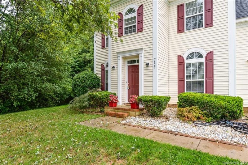 9537 Green Apple Dr, Charlotte, NC 28215
