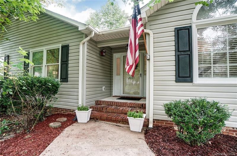 2221 Crosswinds Ct, Kannapolis, NC 28083