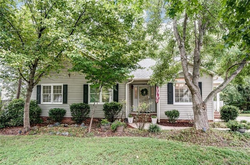 2221 Crosswinds Ct, Kannapolis, NC 28083