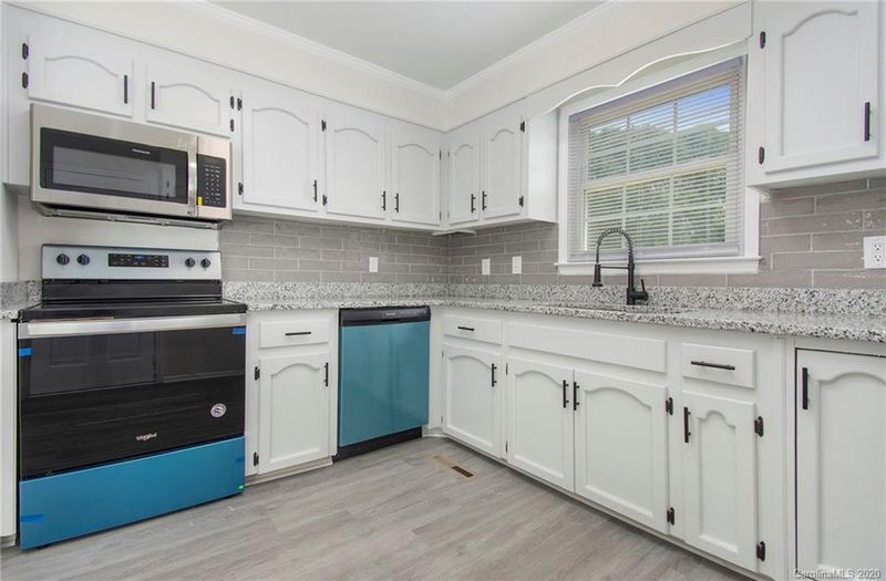 4208 Heatherstone Dr, Gastonia, NC 28056