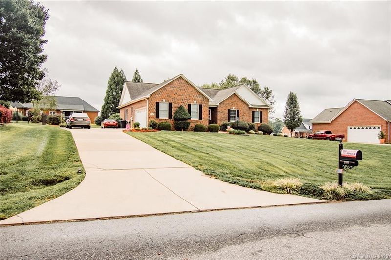 2950 Weatherfield Dr, Lincolnton, NC 28092