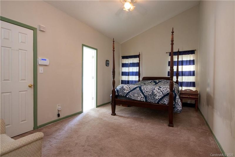 6208 Derryfield Dr, Charlotte, NC 28213