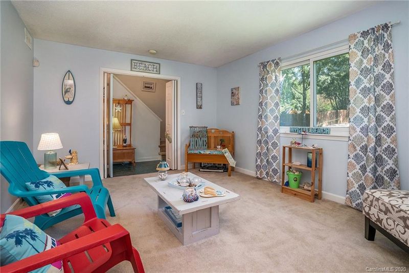 5952 Bluebonnet Rd, Charlotte, NC 28212