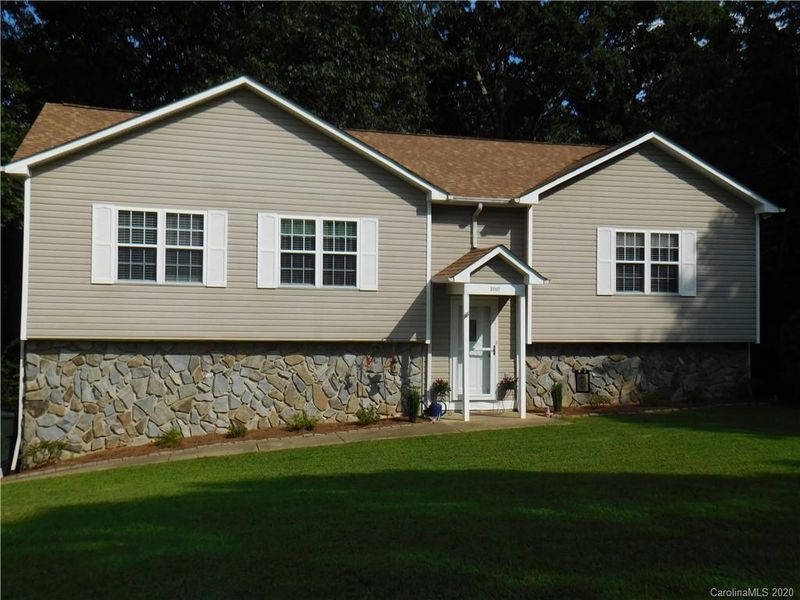 3002 38th Avenue Ln NE, Hickory, NC 28601
