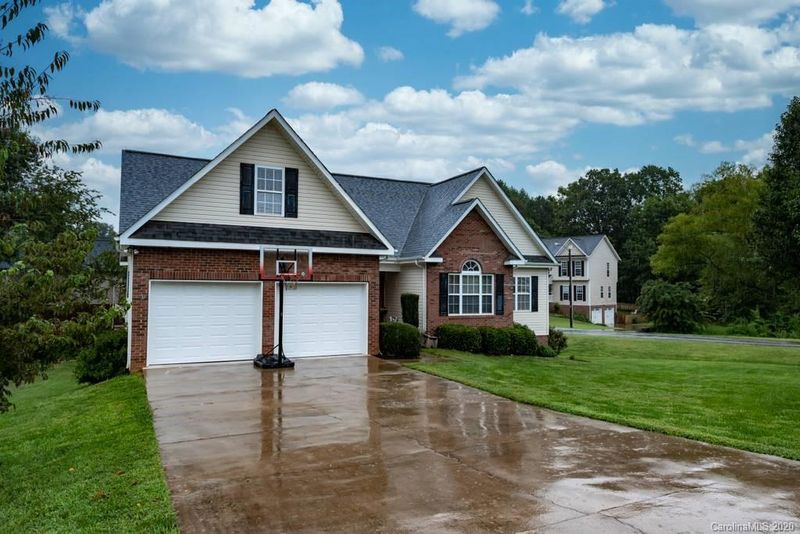2402 27th Avenue Cir NE, Hickory, NC 28601