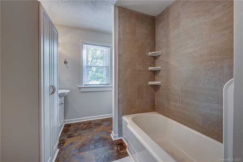 409 W Border St, Dallas, NC 28034
