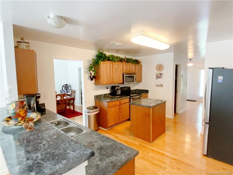 1919 Weddington Rd, Matthews, NC 28105