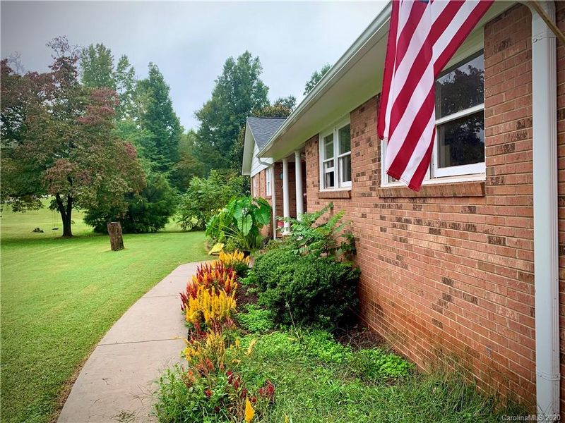 909 Hillard Ln, Lincolnton, NC 28092