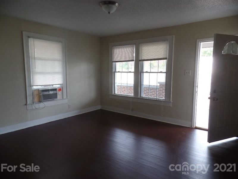 741 1st Ave SW, Hickory, NC 28602