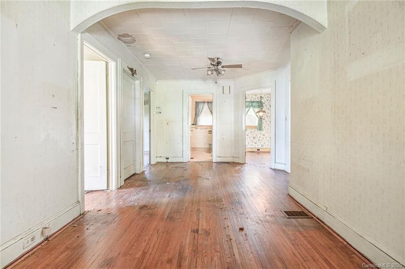 323 W Chestnut St, Stanley, NC 28164