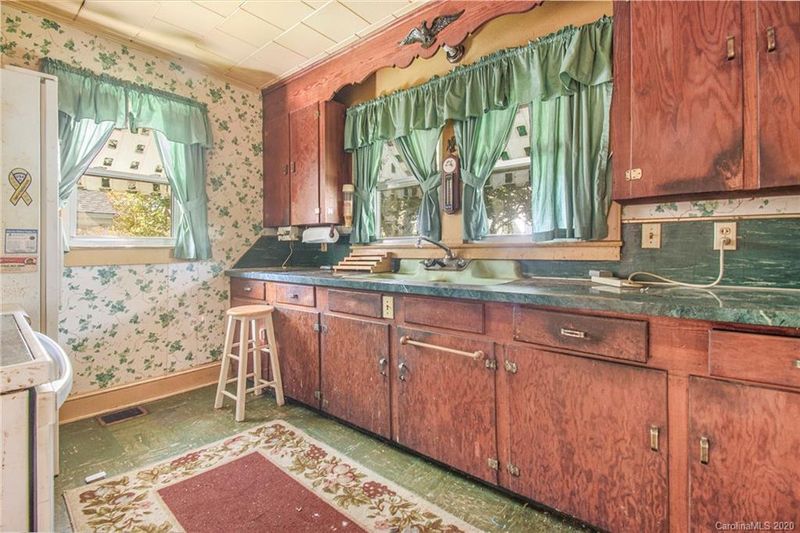 323 W Chestnut St, Stanley, NC 28164