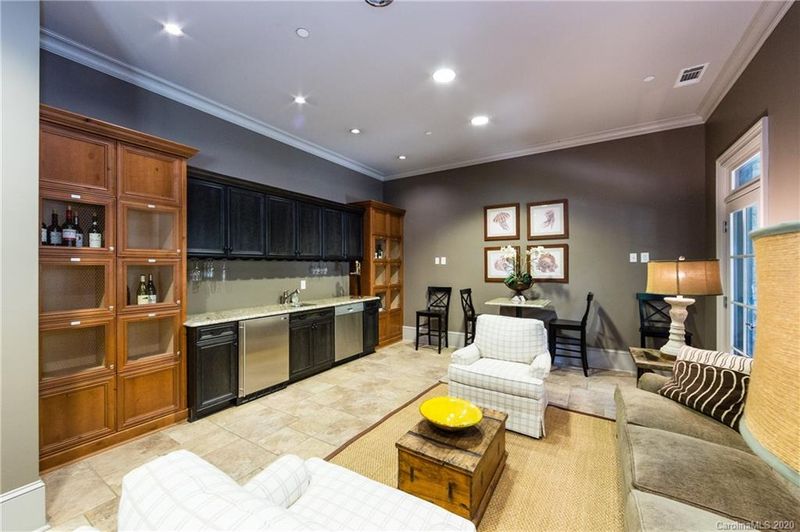 626 Queens Rd #202, Charlotte, NC 28207