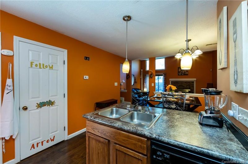 8017 Charter Oak Ln, Charlotte, NC 28226