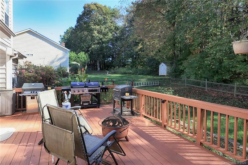 141 Castleton Dr, Mooresville, NC 28117