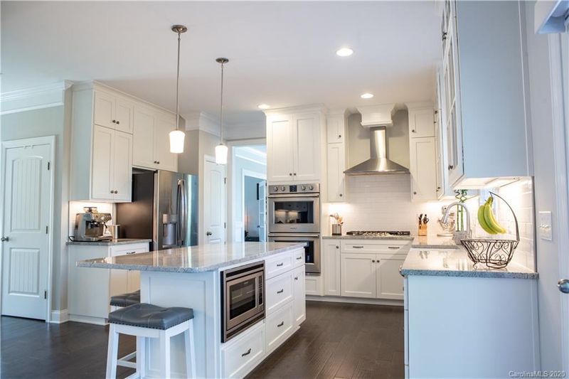 1008 Twin Pines Dr, Matthews, NC 28104