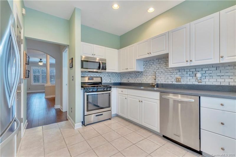 4705 S Hill View Dr, Charlotte, NC 28210