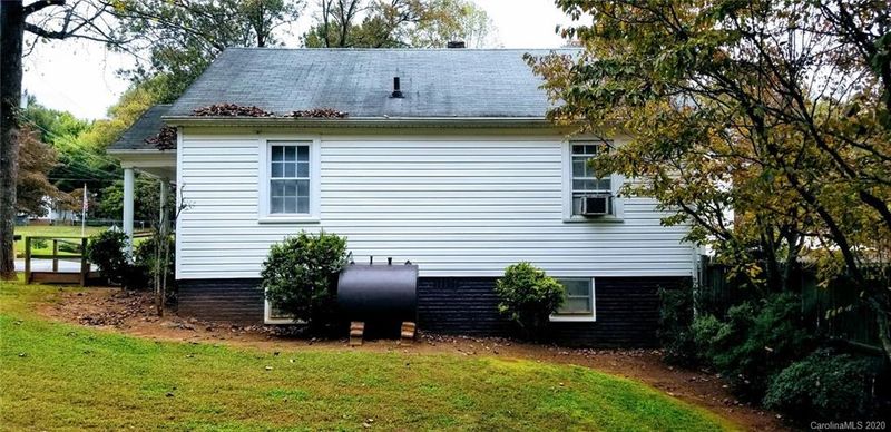 1715 N Davis Ave, Newton, NC 28658