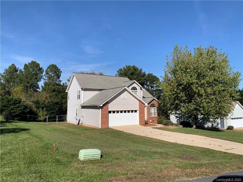 1013 35th Avenue Ln NE, Hickory, NC 28601