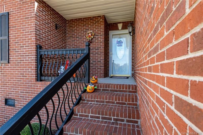 1650 Mayfair Dr, Conover, NC 28613