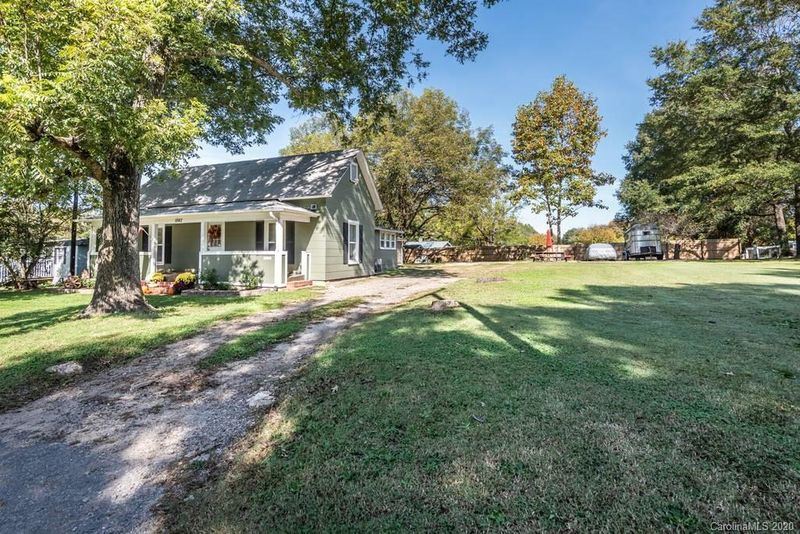 1842 1st Ave NW, Hickory, NC 28601