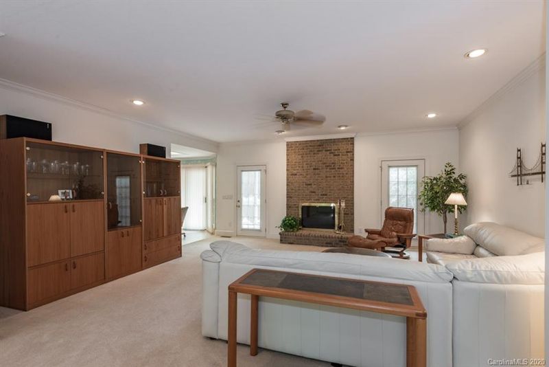 9326 Lochmeade Ln, Matthews, NC 28105