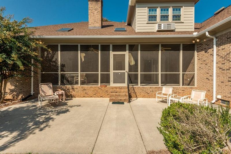 9326 Lochmeade Ln, Matthews, NC 28105