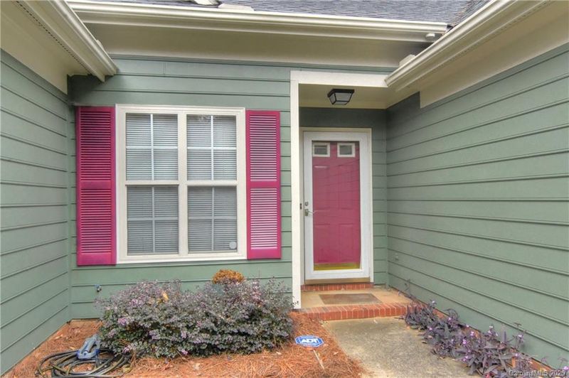 520 Oakbluff Cir, Charlotte, NC 28216