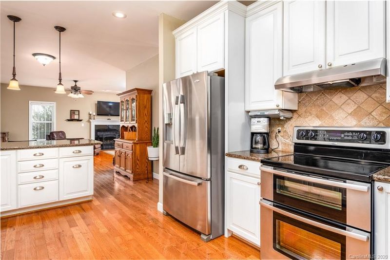 1817 Twin Ponds Dr, Hickory, NC 28602