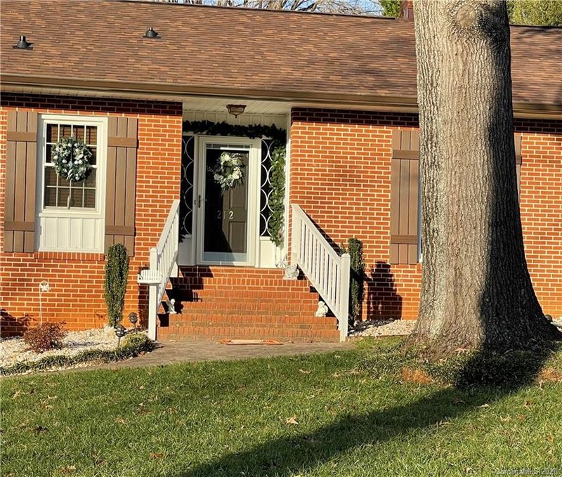 212 33rd Ave NW, Hickory, NC 28601