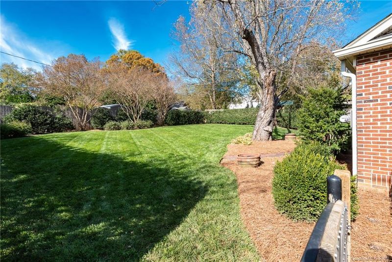 1518 4th St NW, Hickory, NC 28601