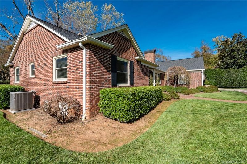 1518 4th St NW, Hickory, NC 28601